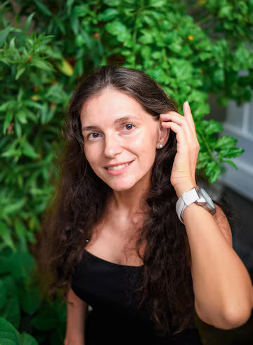 files/selfie-retrato-mujer-eslava-40-anos-edad-cerca-maquillaje_200722-6683.avif